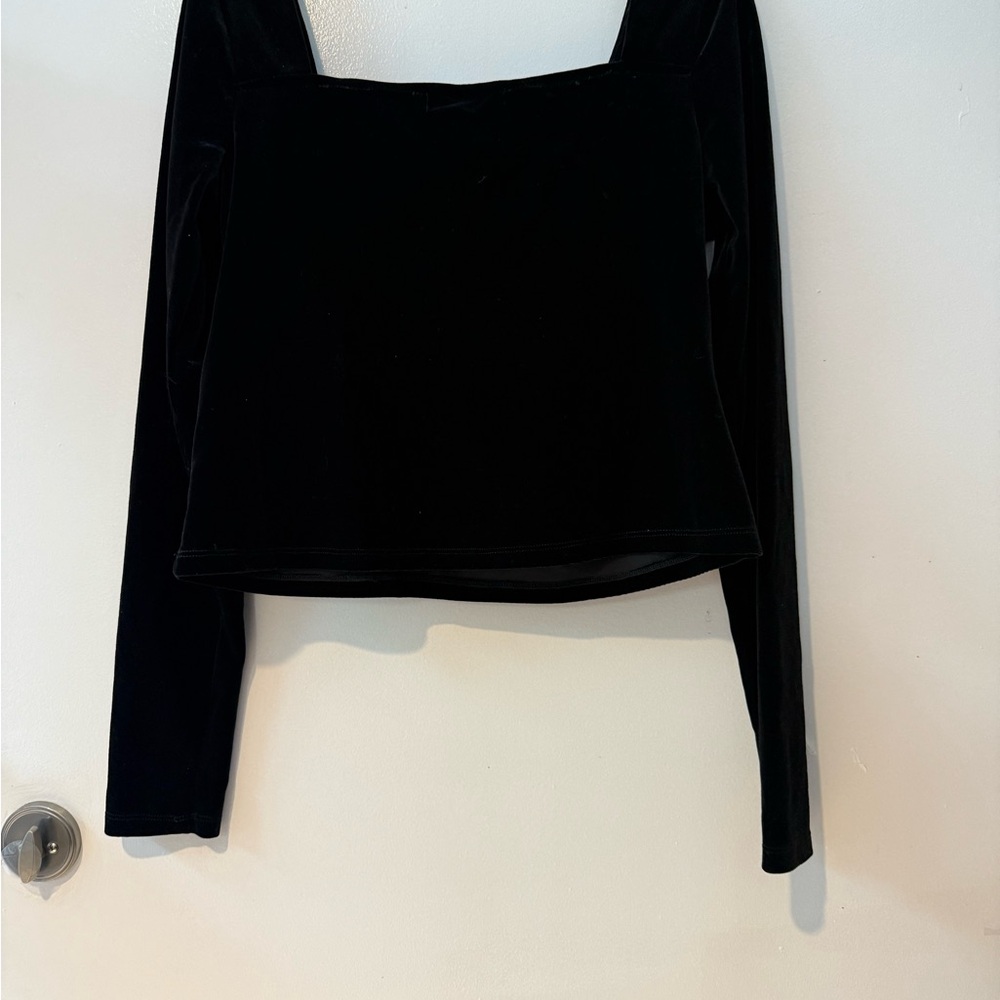 Louna
Velvet Sweetheart Top - Picture 7 of 7